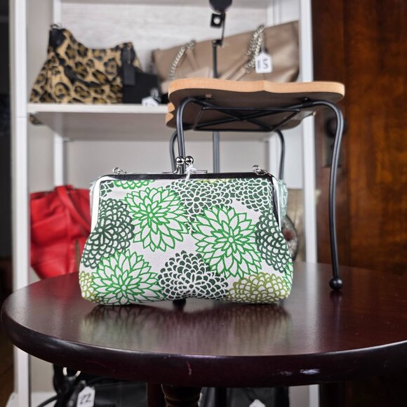 Hana Koromo - Hanpu Gamaguchi Clasp Handbag in Green/White Floral Print - Picture 9 of 11